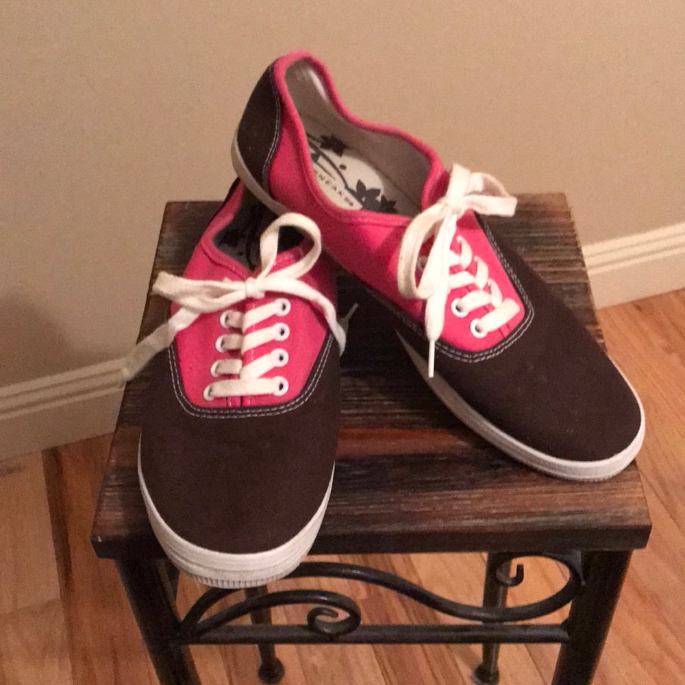 City Sneaks size 9